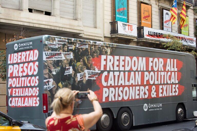 El bus d’Òmnium amb el lema «Llibertat presos polítics i exiliats catalans» fa parada avui a Lloret