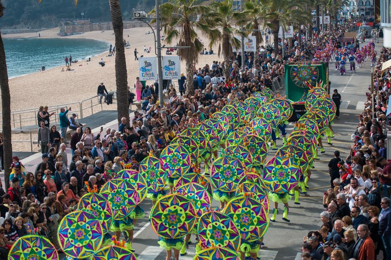 La rua de Carnaval al passeig marítim de Lloret.