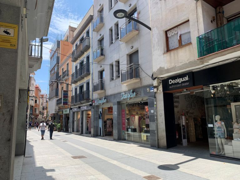Avança el pla d’usos comercials de Lloret de Mar, que limita les botigues de ‘souvenirs’