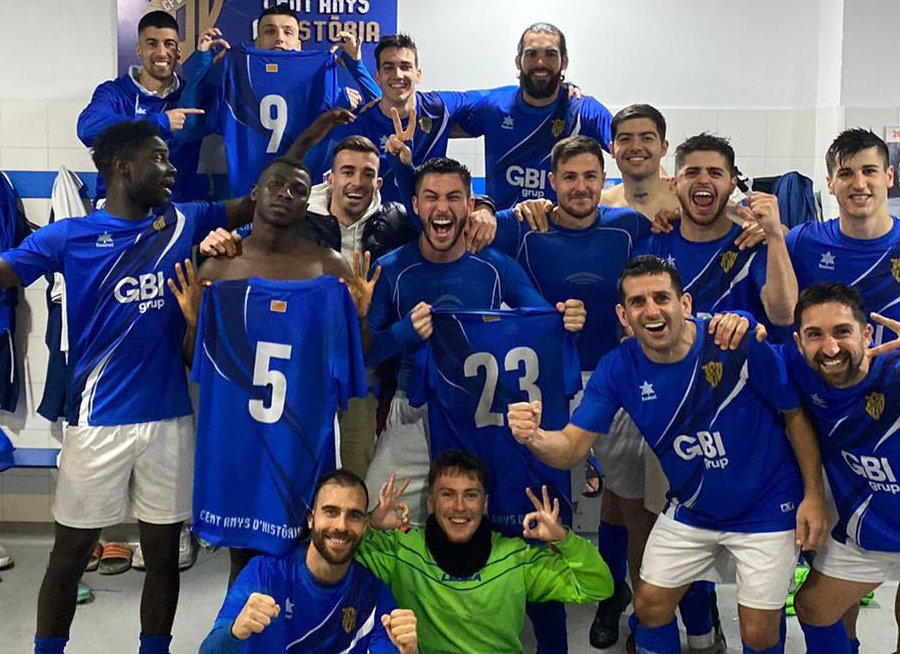 El primer equip del CF Lloret, celebrant la victòria.