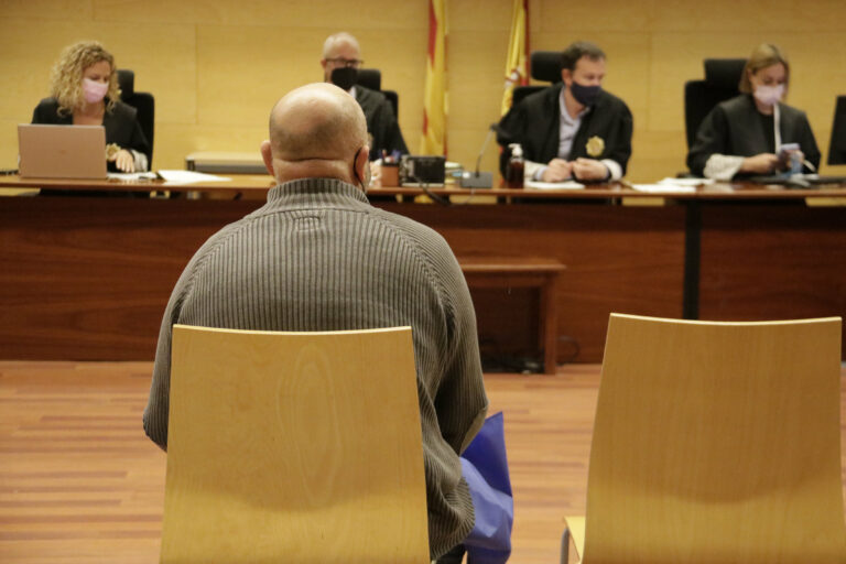 D'esquenes, l'home que va manipular un caixer de Lloret de Mar per clonar targetes (ACN).