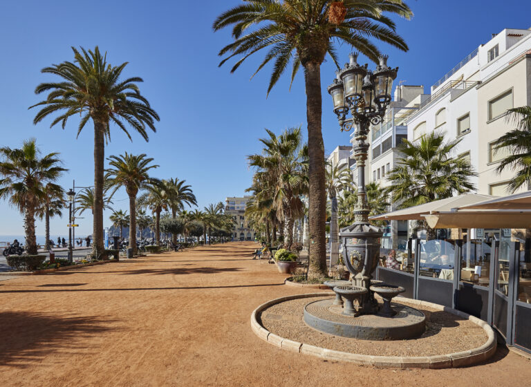 Passeig Jacint Verdaguer, a primera línia de mar.