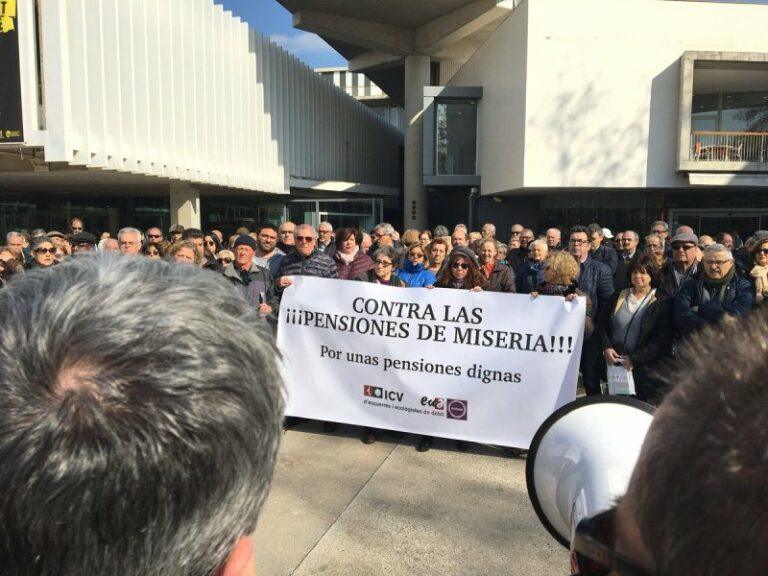 Uns 200 jubilats es manifesten a Lloret de Mar en defensa de les pensions