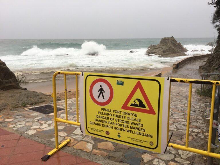 El temporal de Llevant obliga a tancar els accessos als camins de ronda i a les platges de Lloret