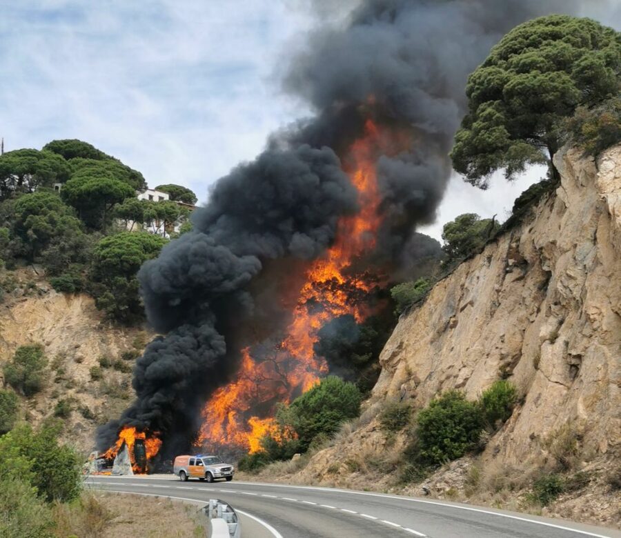 Fotografia de quan ha començat l'incendi a la GI-682 (Oscar Torres)