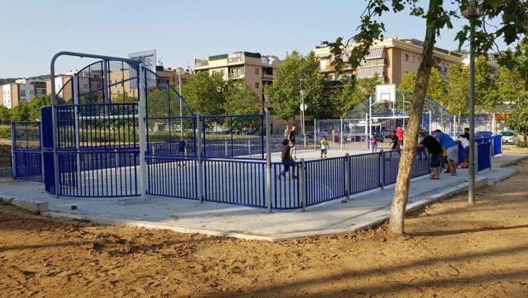 Els veïns es fan seva la nova pista esportiva del barri del Rieral