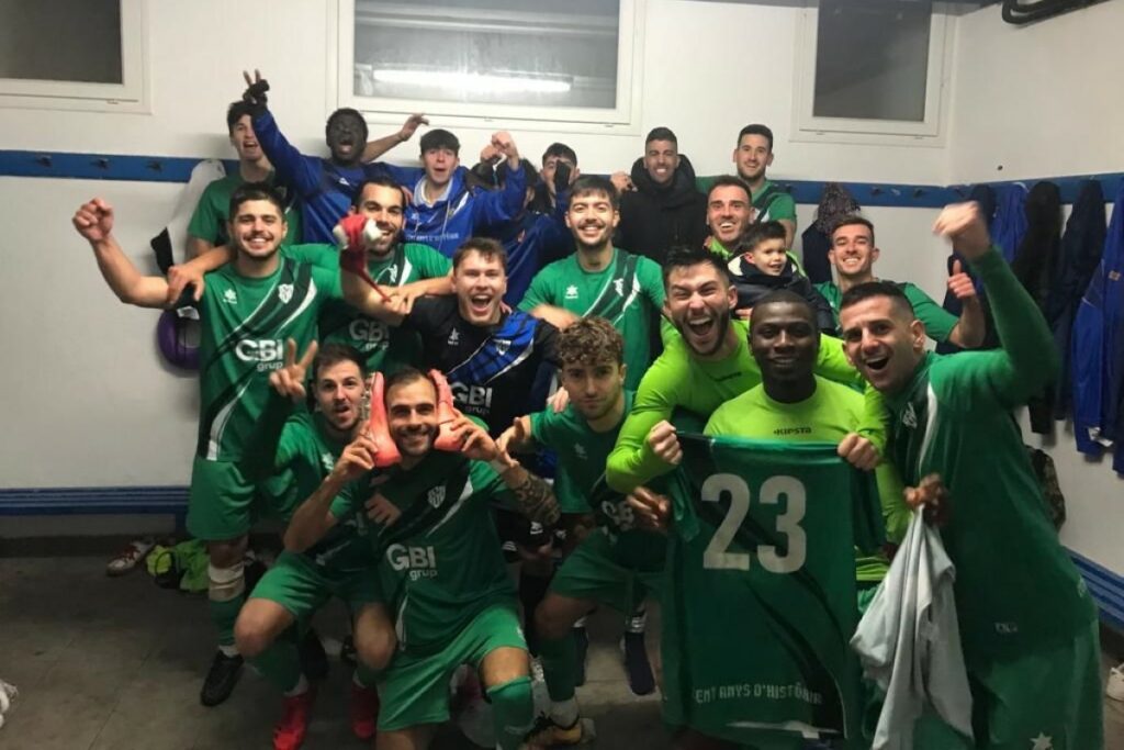 L'equip, content per la victòria (Club Futbol Lloret)