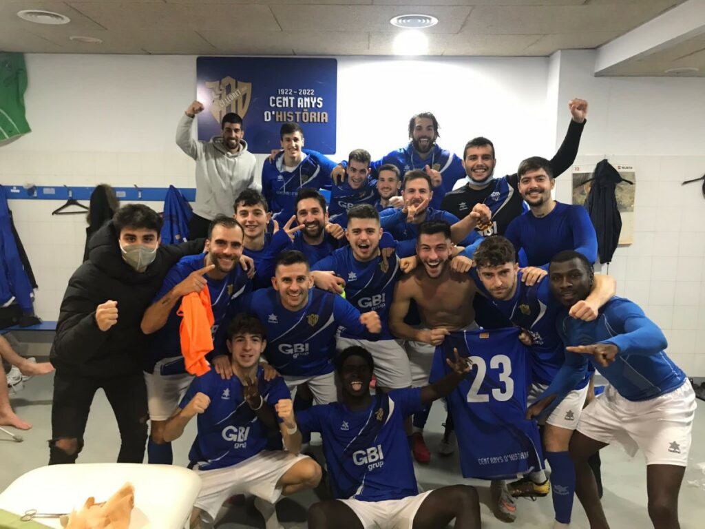 El primer equip celebrant la victòria (Club Futbol Lloret)