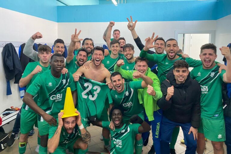 El primer equip celebrant la victòria (Club Futbol Lloret)