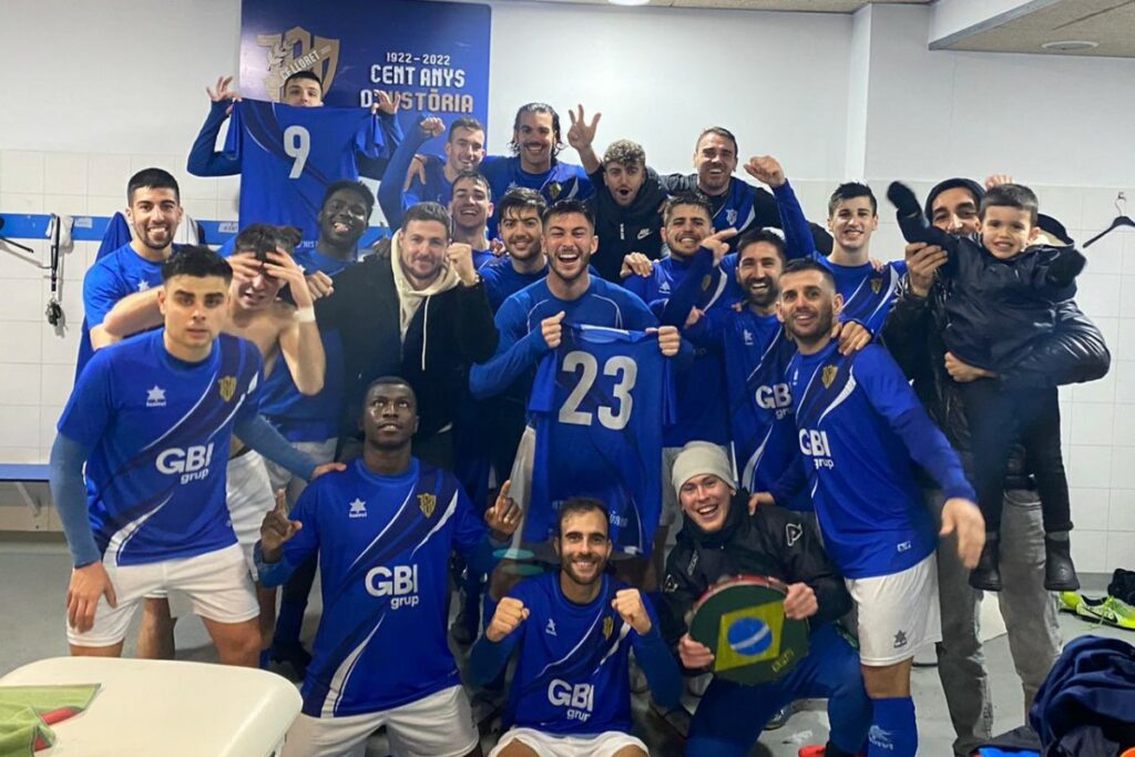 L'equip celebrant la nova victòria (Club Futbol Lloret)