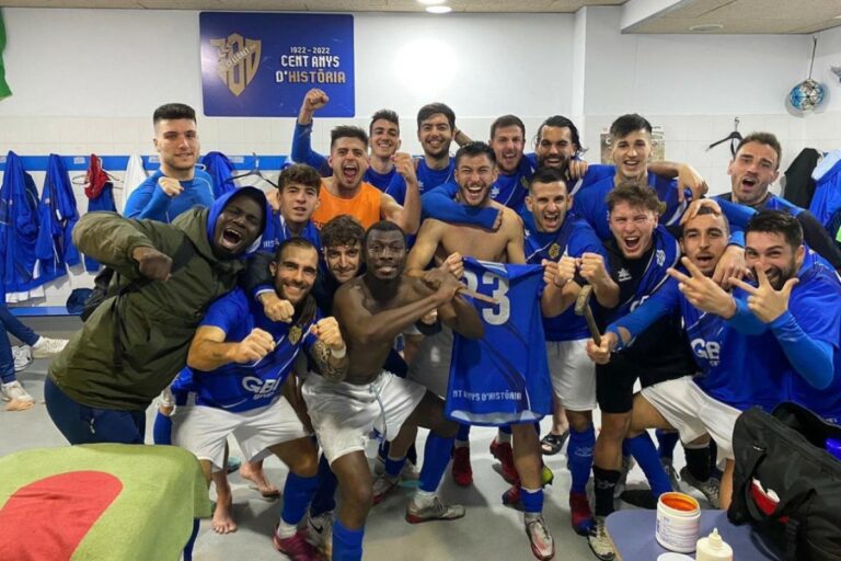 L'equip celebrant la victòria (Club Futbol Lloret)