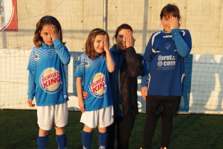 Nenes de futbol reivindicant visibilitat en l'esport femení (Club Futbol Lloret)
