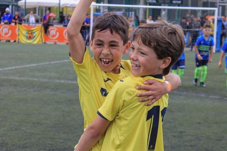 Dos jugadors celebrant un gol en una edició anterior (Futbol IN)