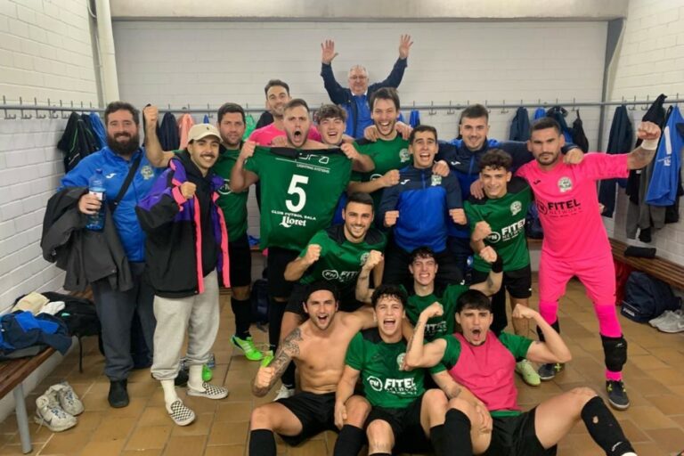 L'equip celebrant la victòria (Club Futbol Sala Lloret)