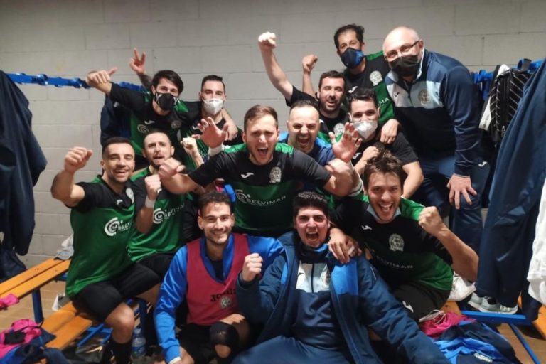 El primer equip, content per la victòria (Club Futbol Sala Lloret)
