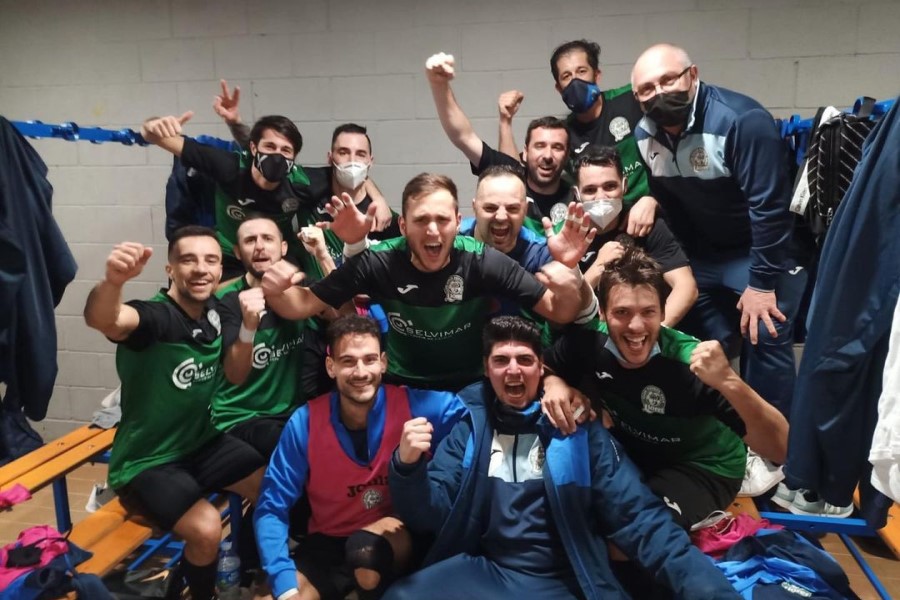 El primer equip, content per la victòria (Club Futbol Sala Lloret)