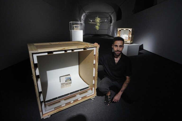 Adrià Gamero, en l'exposició a la Diputació de Girona