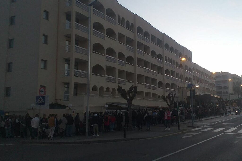 gent fent cua a la quina