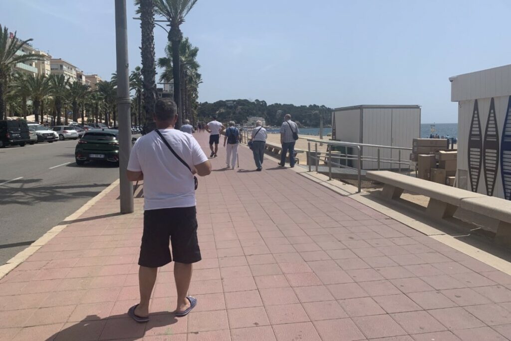 Vianants avui al passeig marítim.