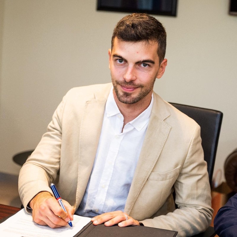 Àlex Grau signant el contracte (FCB hoquei)