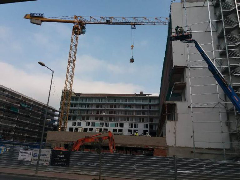 Avui es talla una part de l’avinguda Vila de Blanes per poder retirar la grua de l’antic hotel Casino Royal