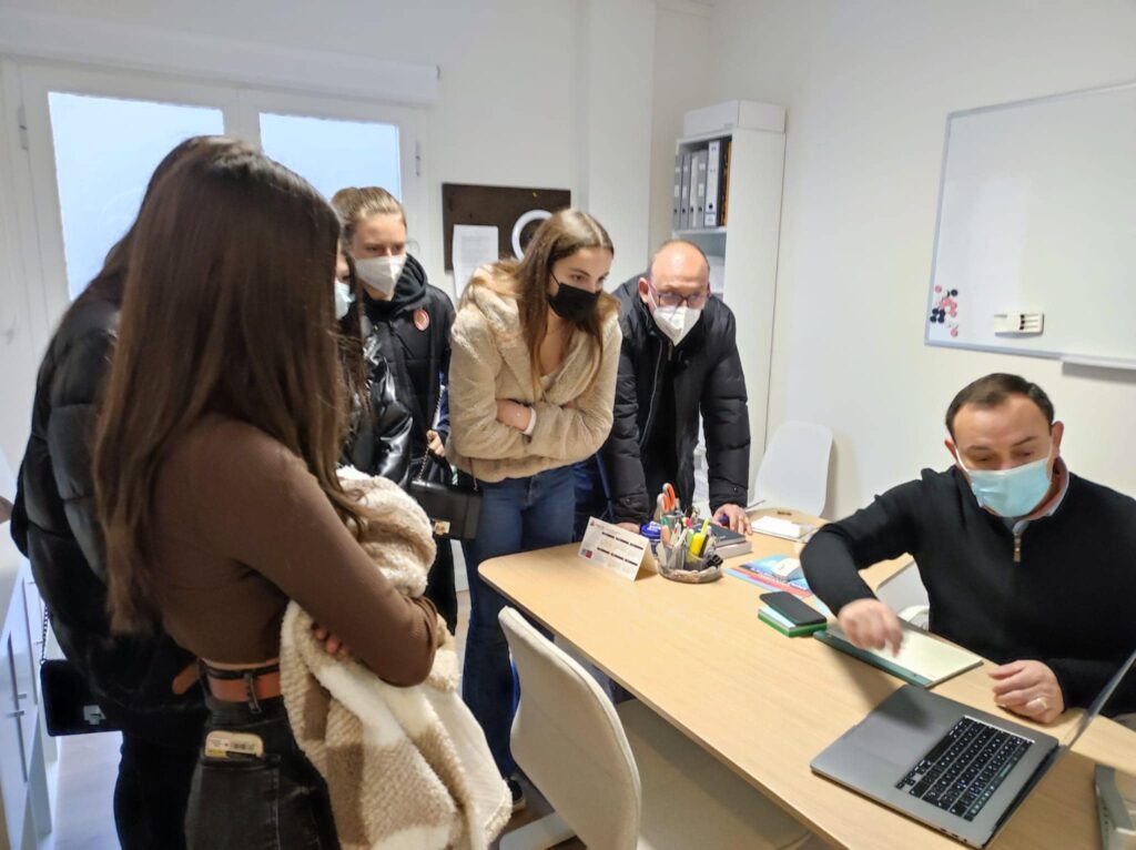 Els joves fent el procés de la Hackató.