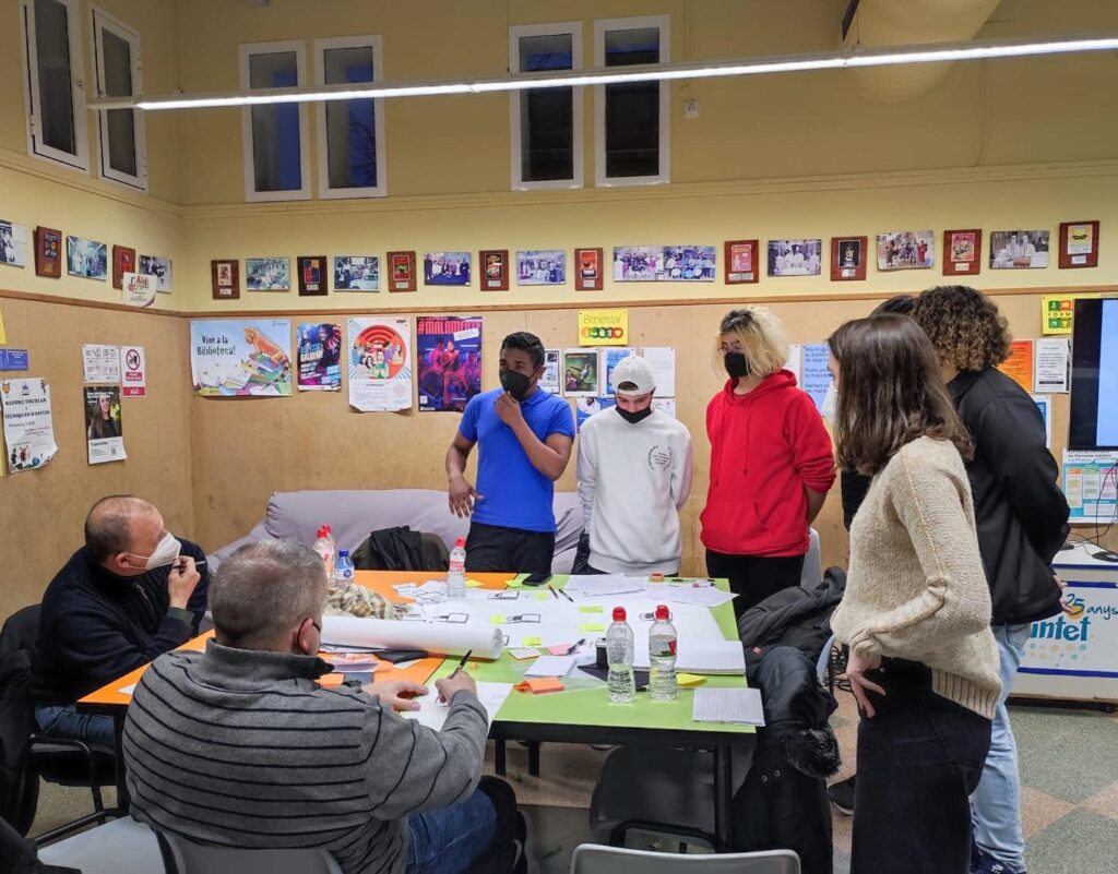 Els joves fent el procés de la Hackató.