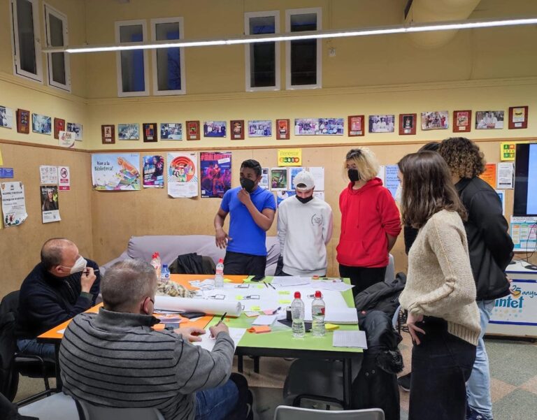 Els joves fent el procés de la Hackató.