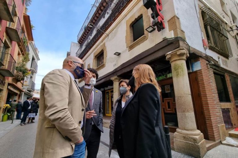 DIverses autoritats, davant dels pisos cedits a la Generalitat, al carrer del Carme.