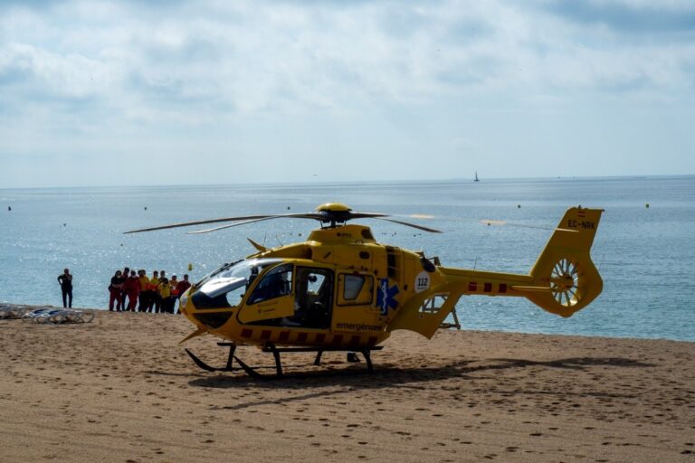 L'helicòpter que s'ha endut la dona cap a l'hospital, avui a Lloret