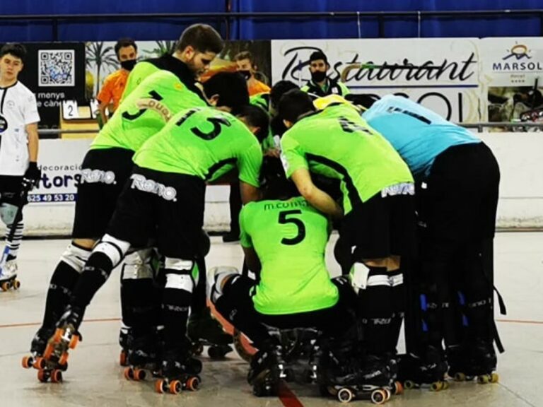 Els jugadors fent pinya (Club Hoquei Lloret)