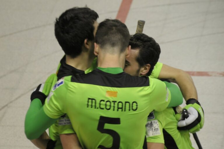 Els jugadors celebrant un dels gols (Club Hoquei Lloret)