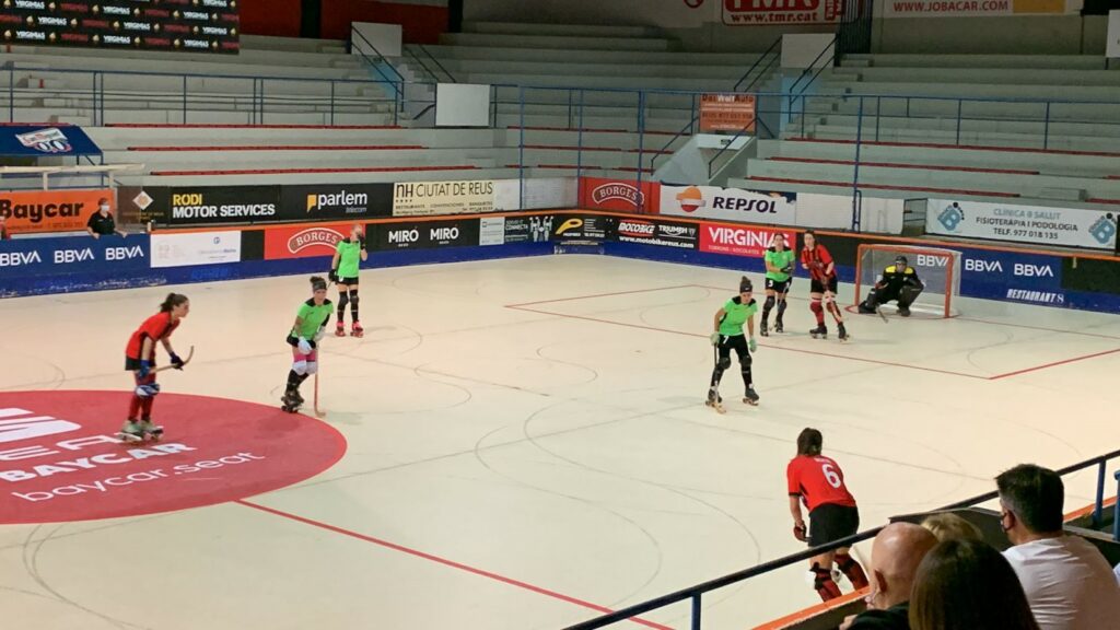 Un moment del partit, a la pista del Reus (Club Hoquei Lloret)