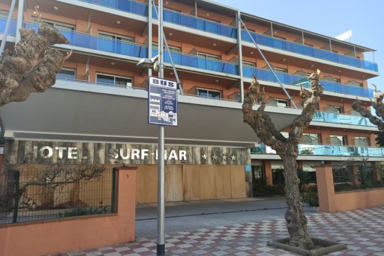 L'hotel Surf Mar tancat, a Fenals