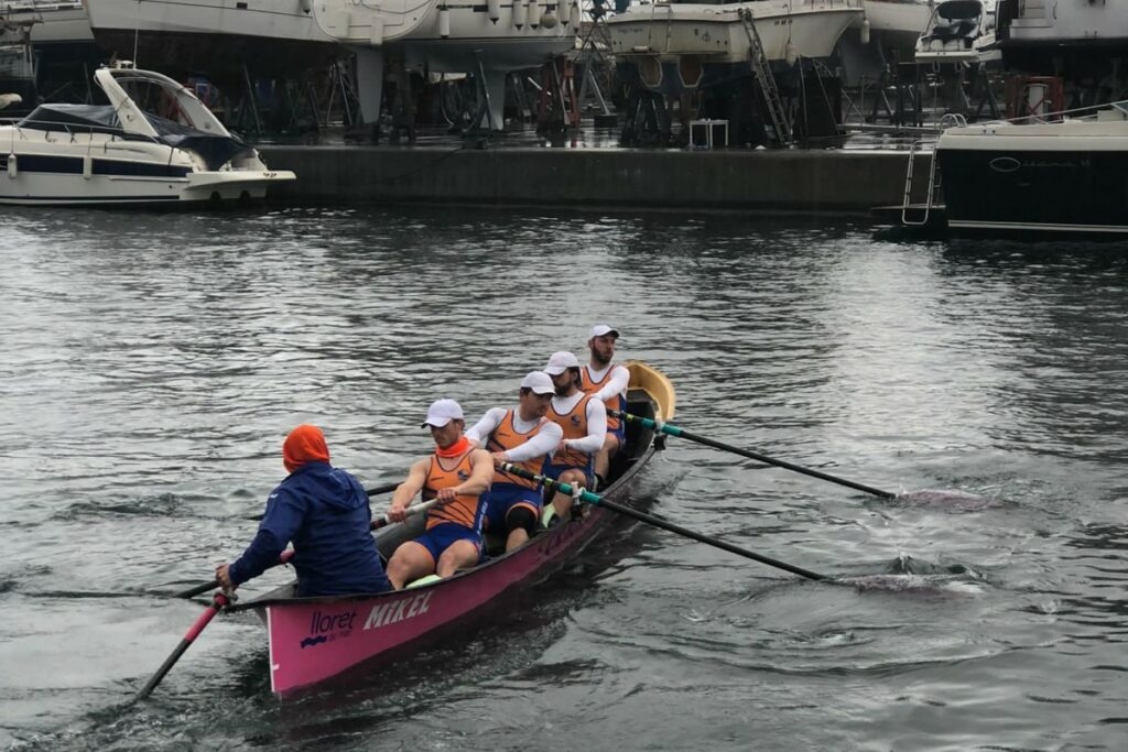 La tripulació de nois, a l'aigua (Club Rem Hotelers)