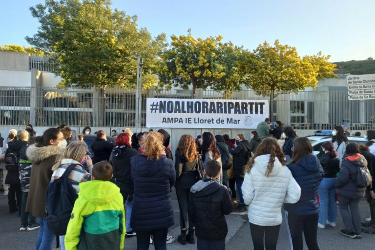 Protesta davant l'IE en contra de l'horari partit