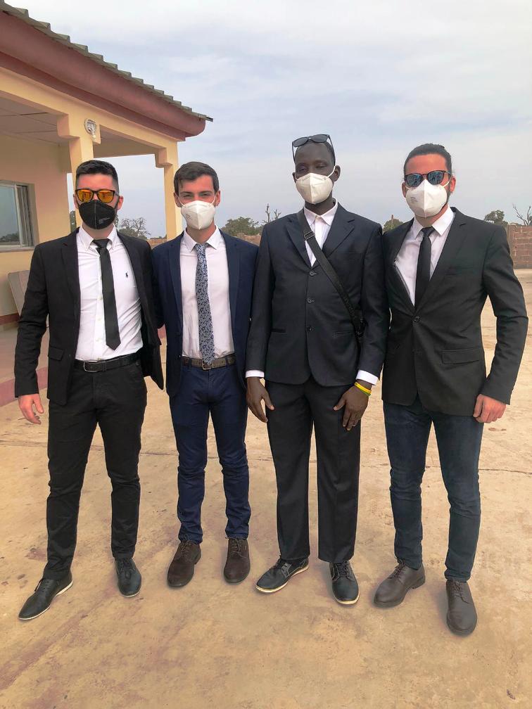 Membres de l'ONG a la inauguració de l'hospital (Ñimme Gunjur Kuta)