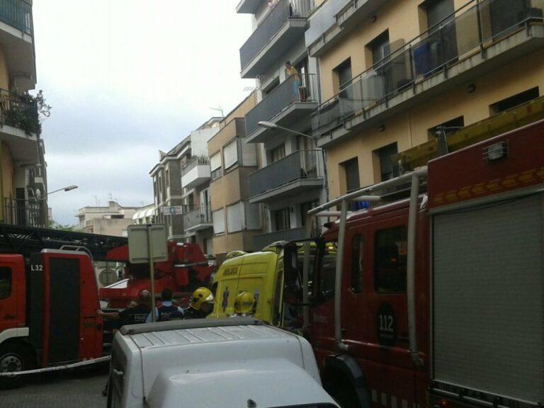Un incendi fa sis ferits lleus per intoxicació de fum, aquest matí a Can Carbó