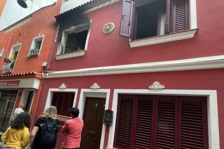 Aspecte de la casa cremada, l'endemà (David Aparicio, Diari de Girona)