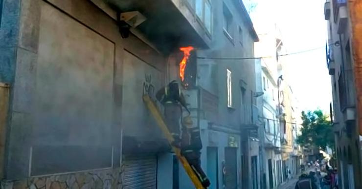 Un incendi crema el cablejat exterior d’un hotel al centre de Lloret