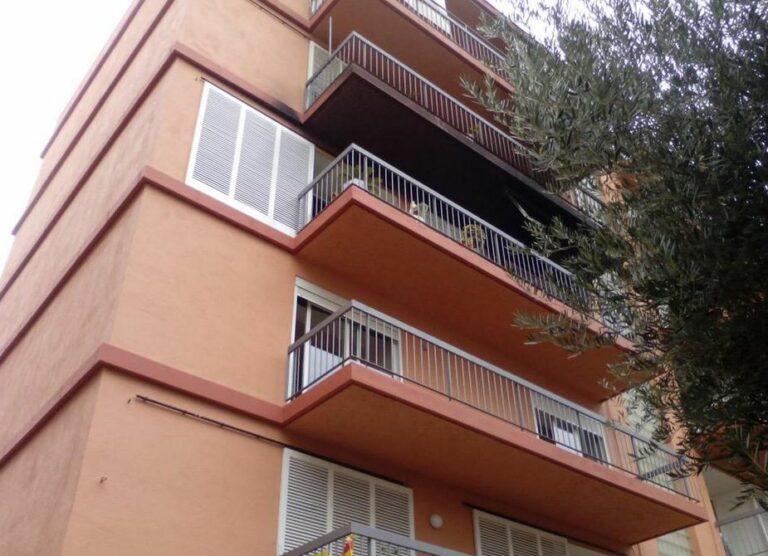 Normalitat en l’edifici incendiat, que ahir va fer dos intoxicats lleus per fum