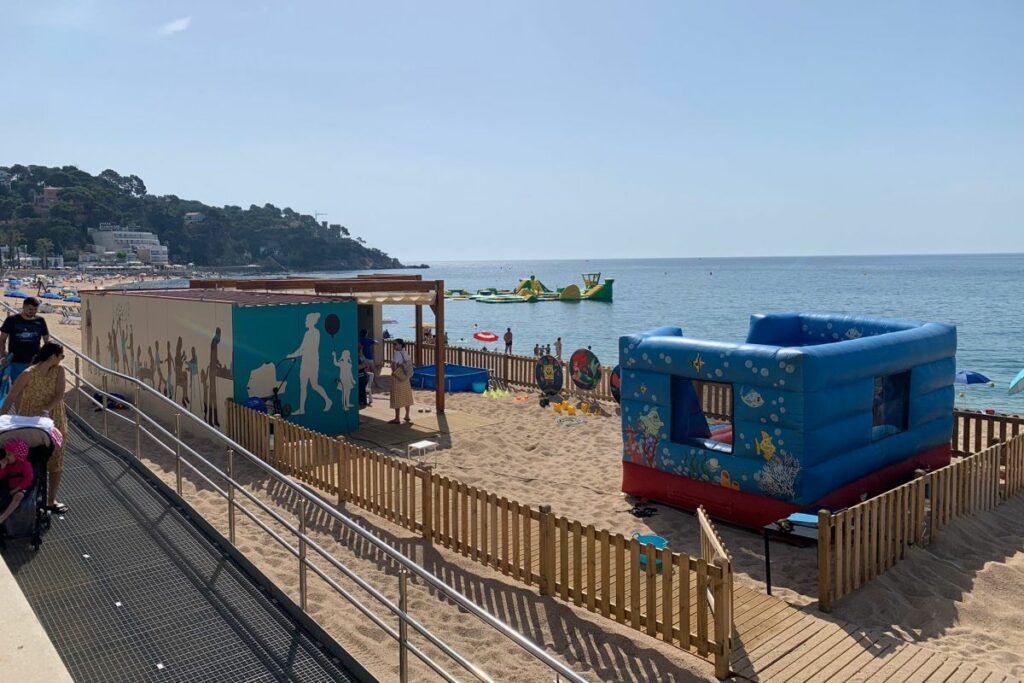 Banyistes aquest mes de juny a la platja gran de Lloret