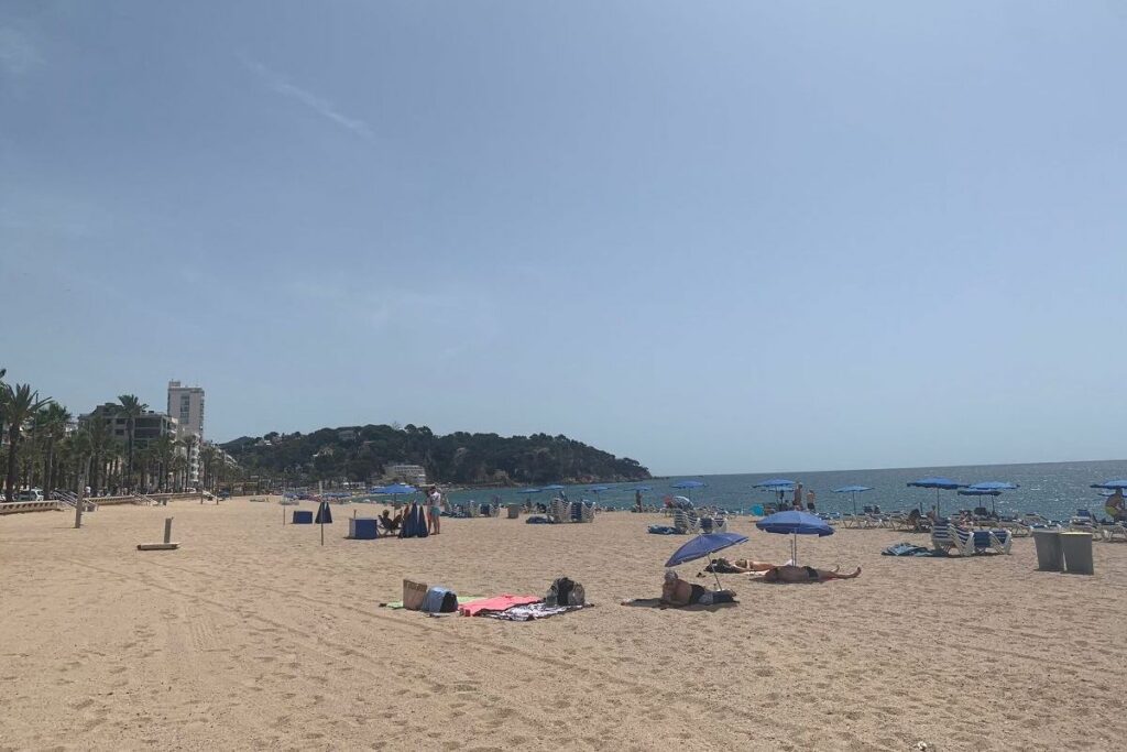 Banyistes aquest mes de juny a la platja gran de Lloret