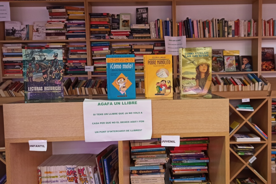 intercanvi llibres mercat municipal 2