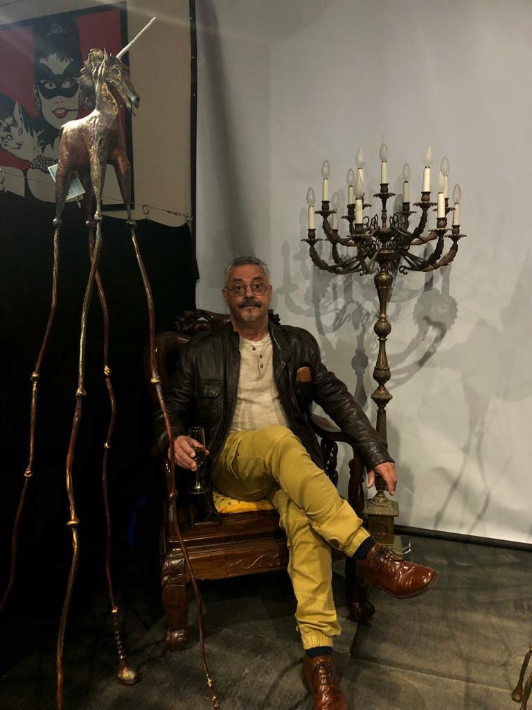 Joan Fradera amb una altra de les obres de l'exposició