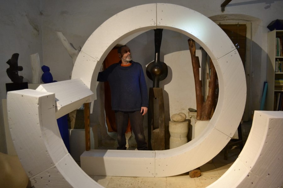 Jordi Coll, treballant amb una de les seves obres