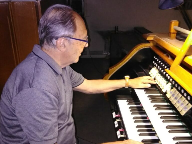 Josep Bernat tocant l'orgue de la parròquia de Sant Romà