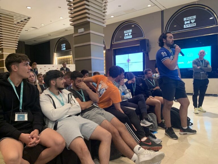 La intervenció d'un dels joves al congrés de plogging.