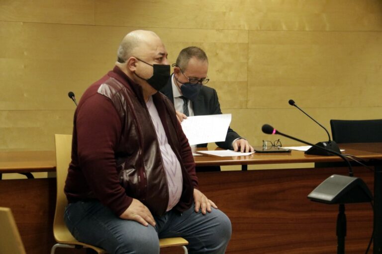 L'acusat, abans de declarar a l'Audiència de Girona (ACN)