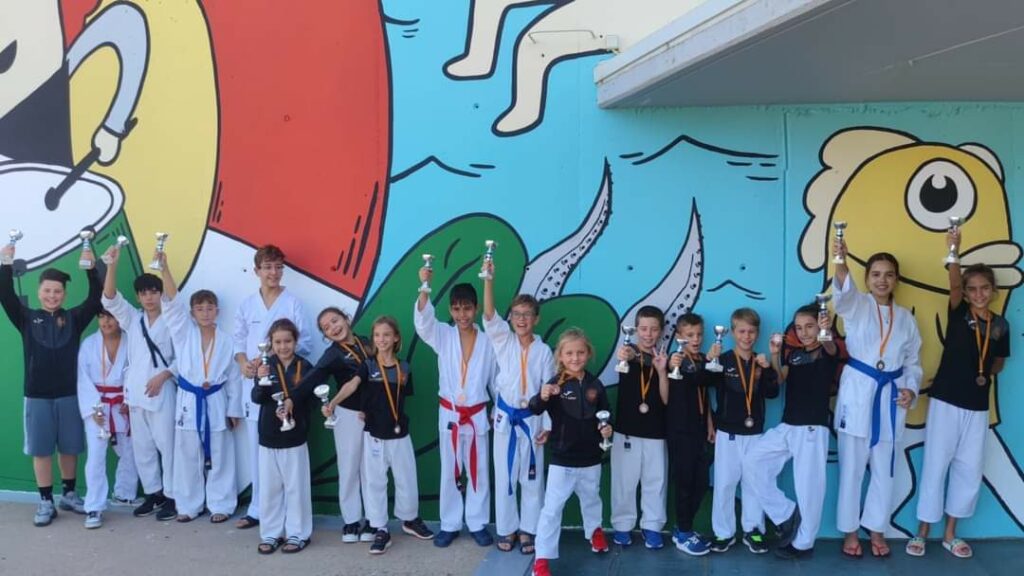 Els participants aixecant les copes (Karate Driss Academy)